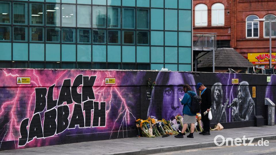 Fans trauern auch an einem Black-Sabbath-Wandbild in Birmingham. Bild: Jacob King/PA Wire/dpa