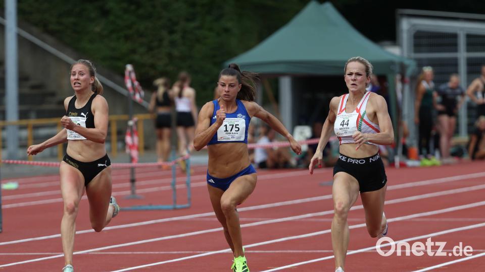 Katrin Fehm (Mitte) vom ESV Amberg wurde über 100 Meter in Hösbach Dritte. Bild: Theo Kiefner