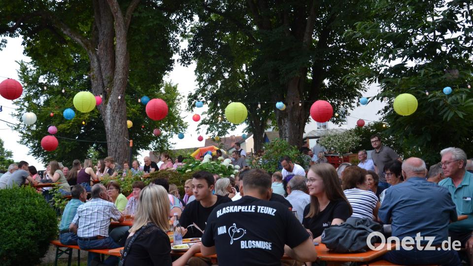 Die vielen Besucher genossen das stimmungsvolle Lampionfest im Garten der Brauerei Scheuerer bei überwiegend böhmischer Blasmusik. Bild: gi