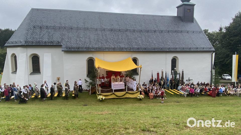Vor der Wallfahrtskirche St. Jodok feiern die Teilnehmer den Festgottesdienst. Bild: Josef Glas