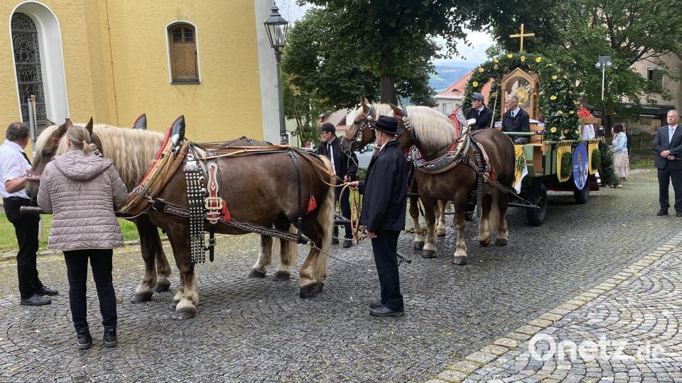Der Allerheiligstewagen ist der Mittelpunkt der Prozession. Bild: Josef Glas