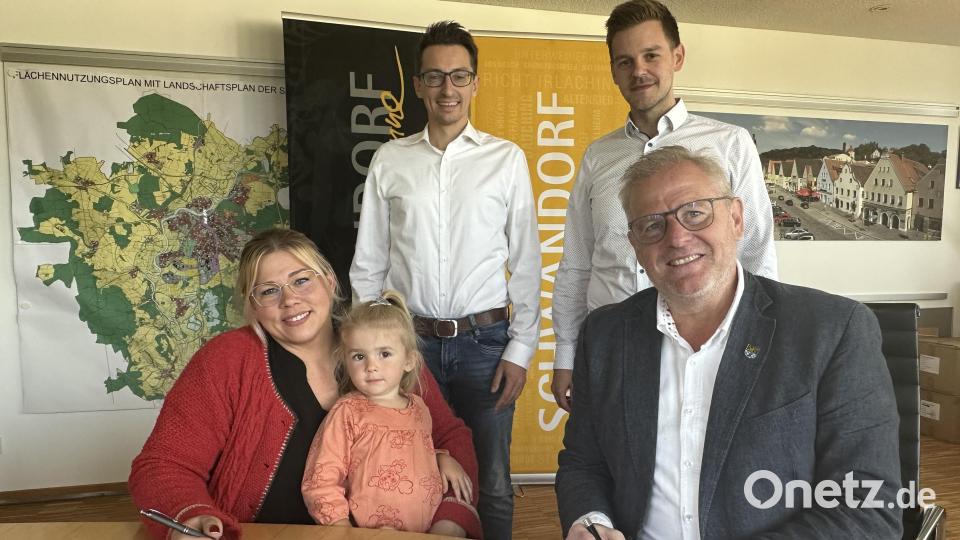 Nadine Schuhmann (Geschäftsführerin der B. Schuhmann Festzeltbetriebe GmbH) mit Tochter Mila zusammen mit Dominik Fischer (Sachgebietsleiter Ordnungswesen der Stadt Schwandorf) und Stefan Schamberger (Leiter des Amtes für Öffentliche Sicherheit, Ordnung &amp; Personal der Stadt Schwandorf) mit Oberbürgermeister Andreas Feller bei der Vertragsunterzeichnung im Schwandorfer Rathaus, von links nach rechts. Bild: Lara Schmaus/Stadt Schwandorf
