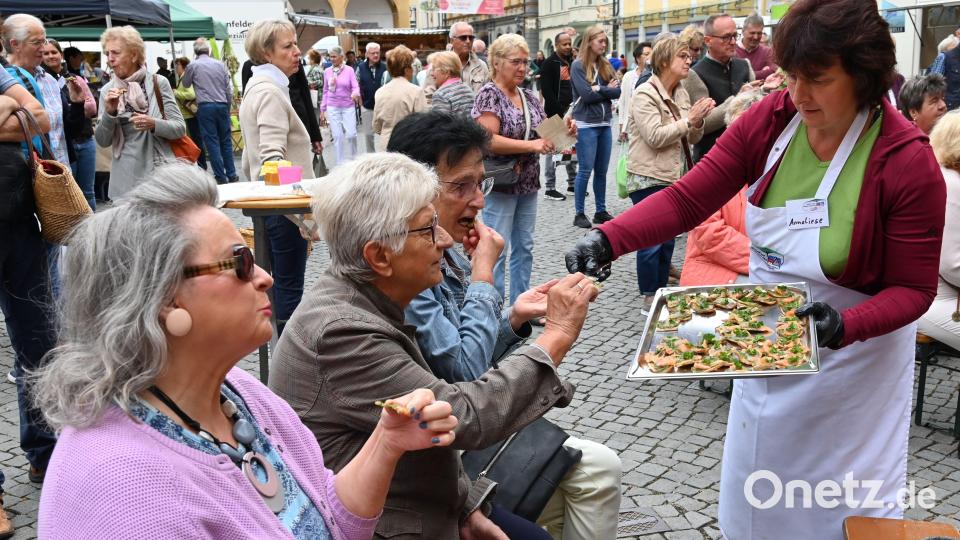 Häppchen zum Probieren gibt es am Freitag, 25. Juli, auf dem Amberger Bauernmarkt, weil der ein Jubiläum feiert. Archivbild: gf