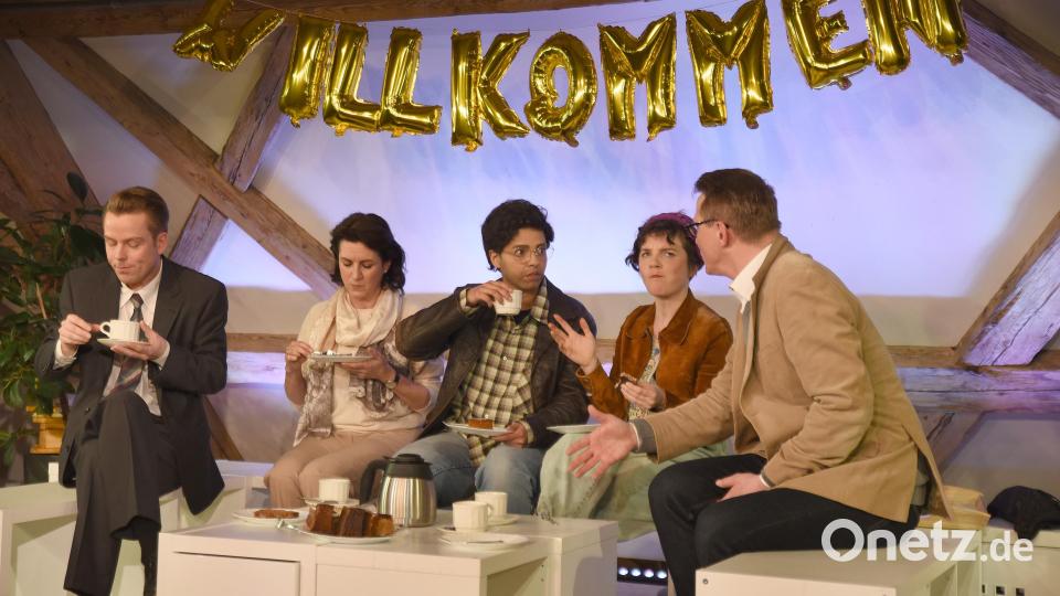 Willkommen in einer neuen Kultureinrichtung für Theaterbetrieb? Diese Szene stammt zwar aus dem Stück "Willkommen bei den Hartmanns" des Landestheaters Oberpfalz (LTO), das Archivbild könnte aber symbolisch für einen Neubeginn stehen. Der Landkreis Tirschenreuth jedenfalls ist dem noch zu gründenden Zweckverband schon beigetreten. Symbolbild: Tobias Schwarzmeier