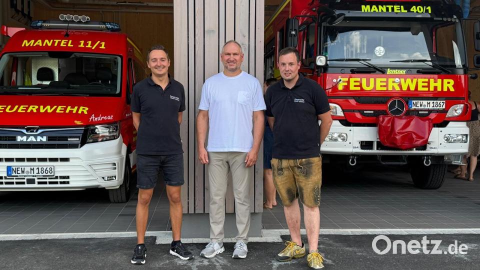 Freuen sich über die neuen Räume der Feuerwehr Mantel: (von links) Kommandant Timo Krauß, Bürgermeister Richard Kammerer und stellvertretender Kommandant Martin Göppl. Bild: Franziska Janner