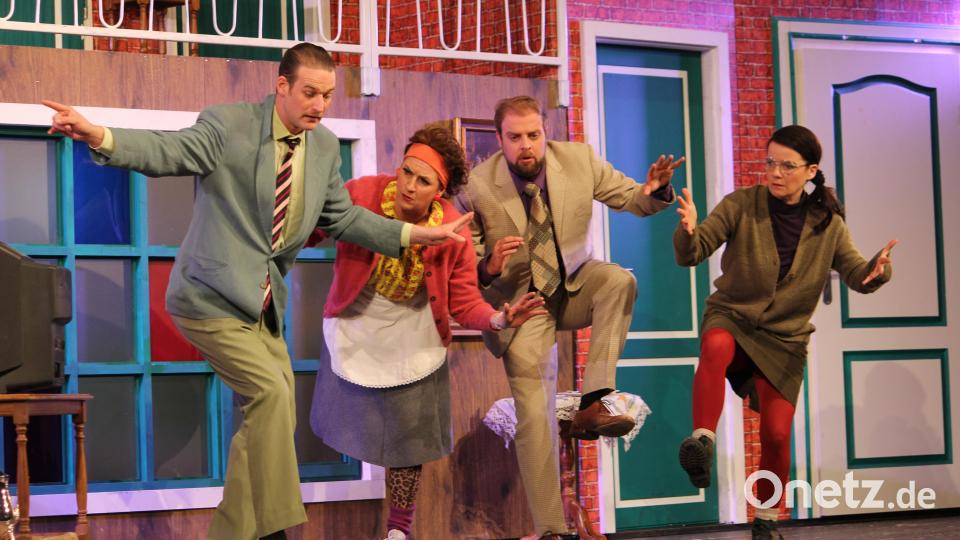 2023 gastierte das Landestheater Oberpfalz (LTO) mit der Komödie "Der nackte Wahnsinn" des britischen Autors Michael Frayn in der Stadthalle in Erbendorf. Dass es das LTO nicht mehr gibt, ist eigentlich an sich schon ein Wahnsinn. Bald soll es aber eine neue Kultureinrichtung für Theaterbetrieb geben, der Landkreis Tirschenreuth ist dem noch zu gründenden Zweckverband schon beigetreten. Archivbild: fks