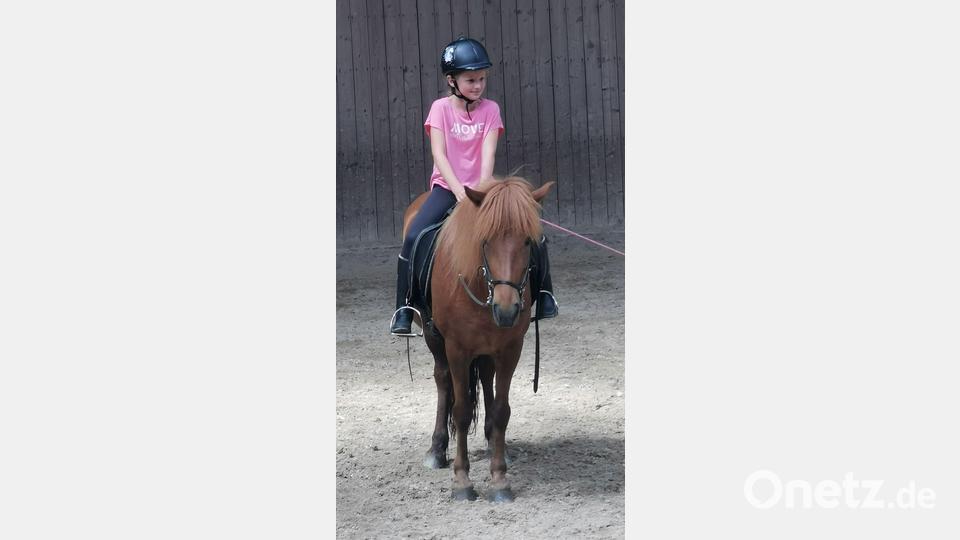 Leonie sitzt gerne im Sattel. Bild: Grundschule Neustadt