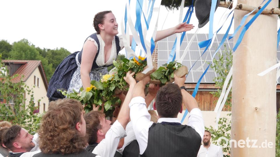 Franka Götz hatte alle Mühe, bis sie den Hut und den Bierkrug für ihren Partner in den Händen hatte. Bild: no