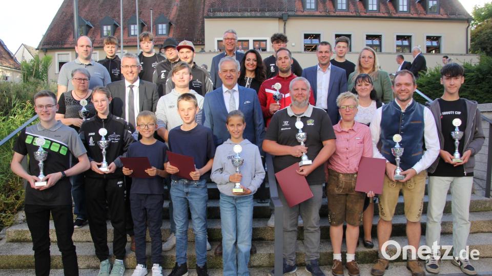Gleich acht Mannschaften aus den verschiedensten Kategorien konnte Tirschenreuths Landrat Roland Grillmeier mit jeweils einem Pokal für errungene Meisterschaften und Aufstieg ehren. Bild: kro