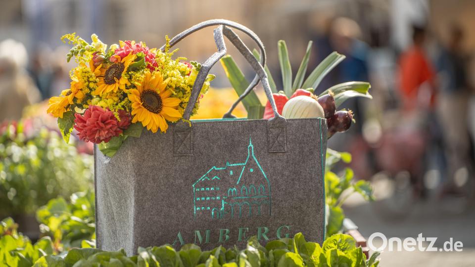 Die neuen "Amberg"-Taschen aus Filz bekommen Stammkunden des Bauernmarkts am Freitag, 25. Juli, gegen einen Spende. Bild: Michael Golinski/Stadt Amberg