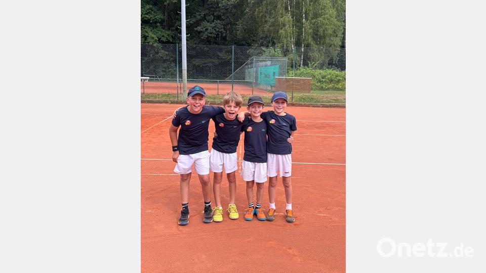 Einige Jungs der Klasse spielen regelmäßig Tennis. Bild: Grundschule Neustadt