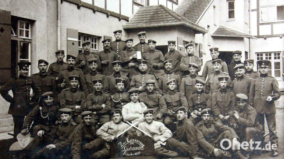 Königlich Bayerische Soldaten 1911 vor den Fachwerkbauten der Garnison Grafenwöhr. Bild: exb