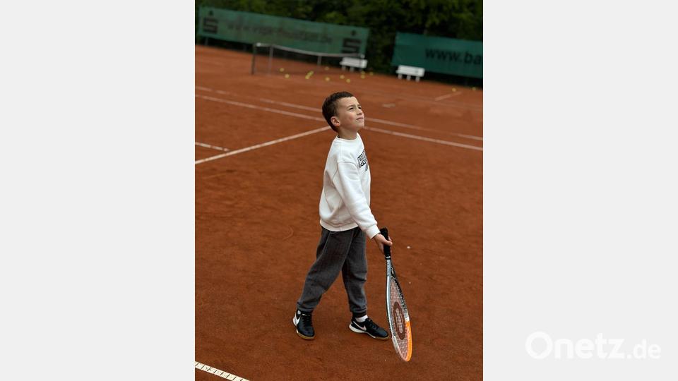 Nikita schlägt gerne Bälle auf dem Tennisplatz. Bild: Grundschule Neustadt