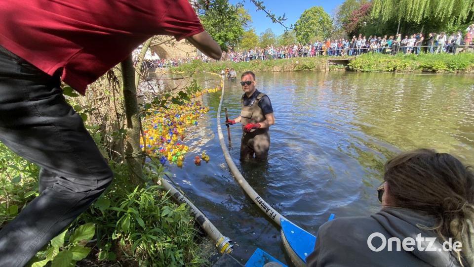 Gleich hinter der Stadtbrille kamen die Plastikenten ins Ziel. Bild: upl