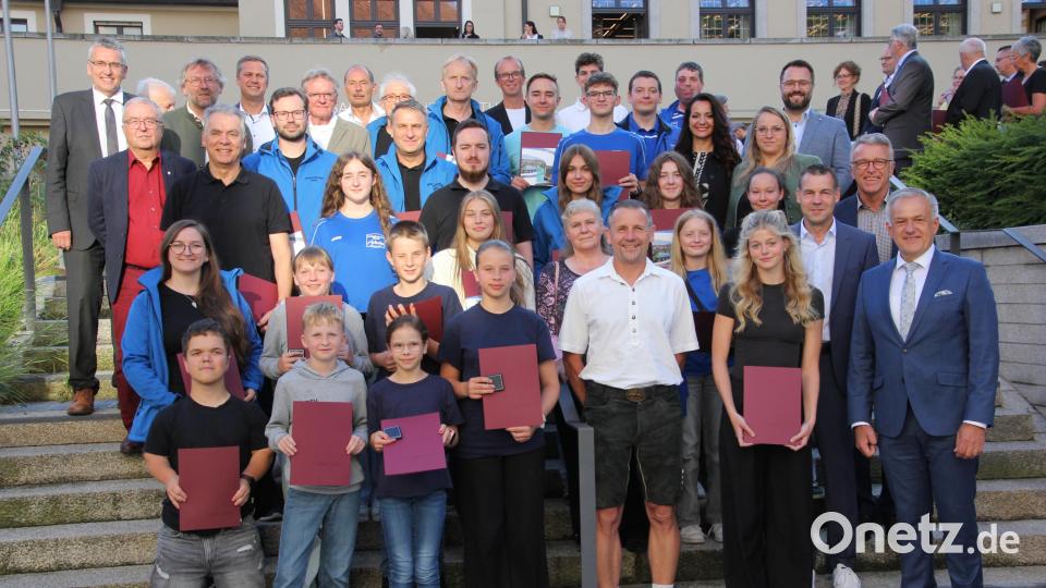 Geehrt wurden beim Sportlerempfang des Landkreises Tirschenreuth die erfolgreichsten Einzelsportler auf überregionaler Ebene. Unser Bild zeigt die Geehrten mit Landrat Roland Grillmeier und den Bürgermeistern. Bild: kro