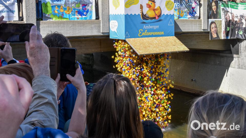 ... und los gehts! 7000 Plastikenten machen sich auf den Weg. Bild: Stephan Huber