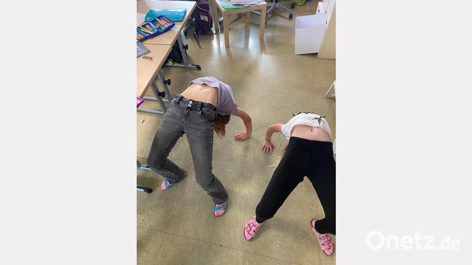 Einige der Mädchen machen Akrobatik. Bild: Grundschule Neustadt