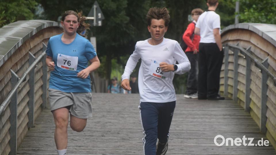 Laufen und Schwimmen war beim Schüler-Triathlon angesagt. Bild: fz