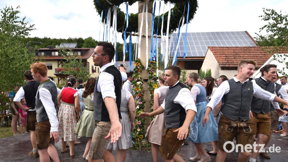 Beim Baumaustanzen ließen sich die 19 Kirwapaare in Ritzenfeld einige besondere Tanzdarbietungen einfallen, die es nicht auf jeder Kirwa im Amberg-Sulzbacher Land zu sehen gibt. Bild: no