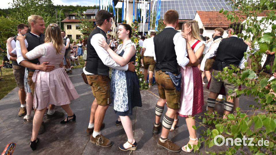 Auch in traditioneller Weise tanzten die 19 Kirwapaare am Sonntag in Ritzenfeld aus. Bild: no