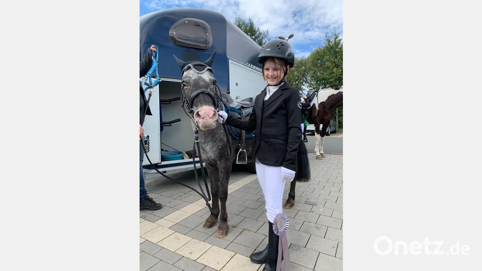 Annabell ist mit ihrem Pony unterwegs. Bild: Grundschule Neustadt