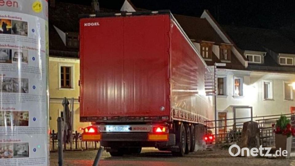 Ein betrunkener Lkw-Fahrer blieb in der Sulzbacher Innenstadt mit seinem Sattelzug stecken. Bild: Thomas Scholz