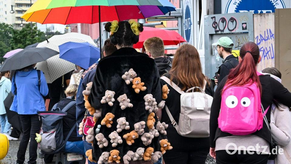 Viele Menschen harrten vor dem Einkaufszentrum aus. Bild: Jens Kalaene/dpa