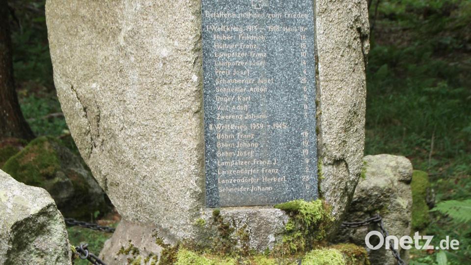 Die Tafel erinnert an die Toten des Ersten Weltkrieges. Das Umfeld des Denkmals wurde neu gestaltet. Bild: wg