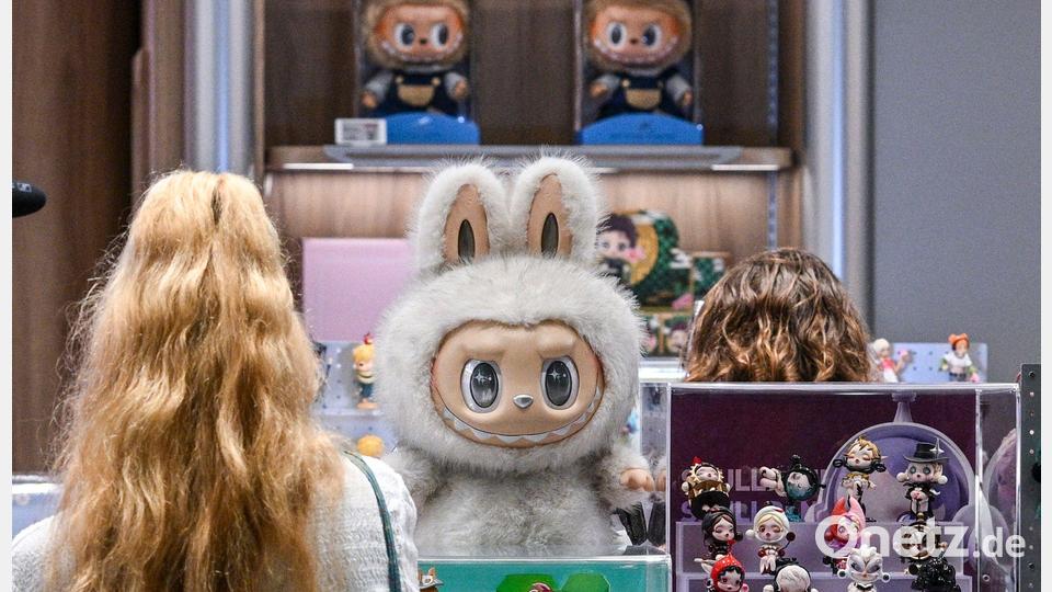 Der chinesische Hersteller und Händler Pop Mart ist vor allem durch seine Labubu-Plüschfiguren bekannt. Bild: Jens Kalaene/dpa