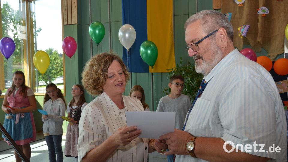 Schulamtsdirektorin Margit Walter überreicht Rektor Gerhard Steiner die offizielle Ruhestandsurkunde. Bild: dob