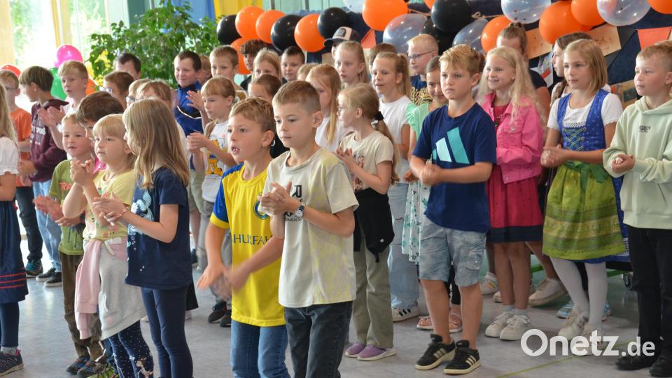 Mit dem Lied &quot;If you&#039;re happy&quot; verabschiedeten sich die Buben und Mädchen der Grundschule Neudorf. Bild: dob