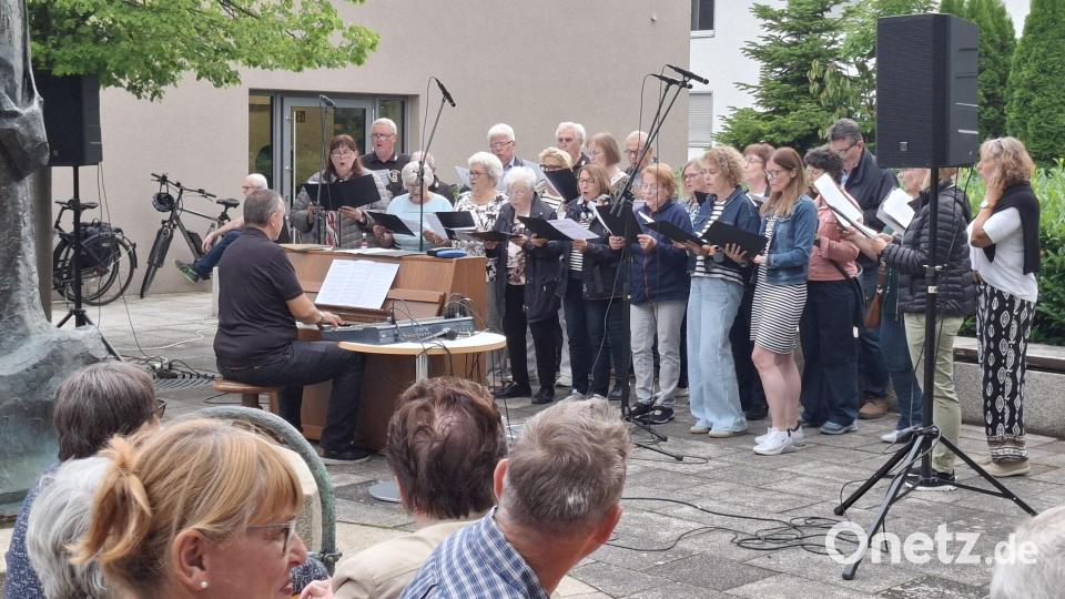 Wolfgang Ziegler am Klavier begleitet hier den Kirchenchor. Bild: ise