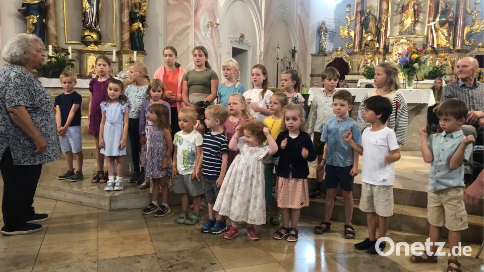 Mit vollem Körpereinsatz bestätigt der Kinderchor unter Leitung von Ramona Fink &quot;Gott ist stark&quot;. Bild: sei