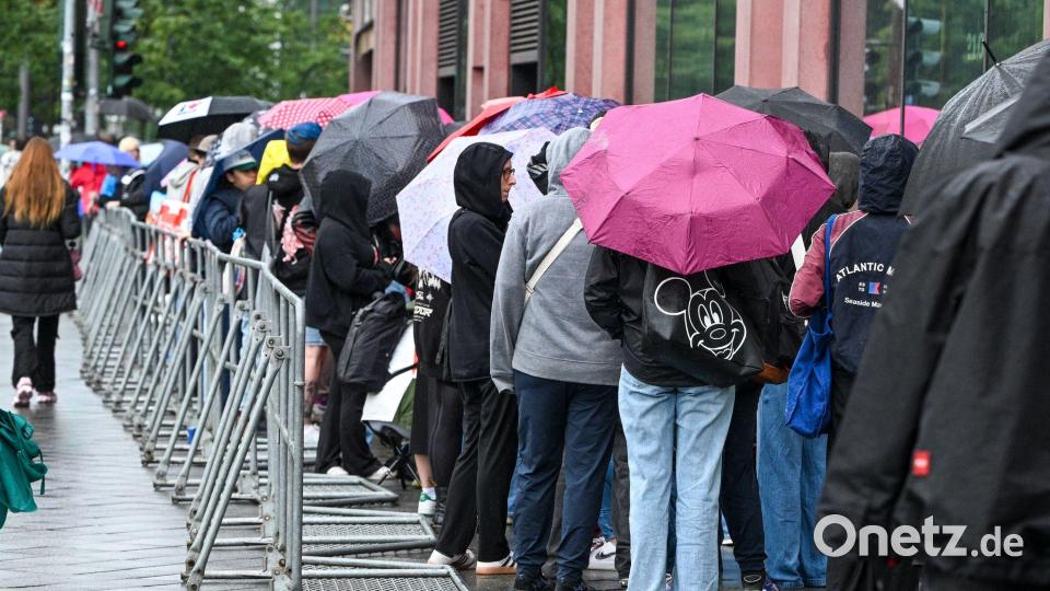 Menschen warten am Einkaufszentrum Alexa auf die Eröffnung des ersten Labubu-Stores Deutschlands. Bild: Jens Kalaene/dpa