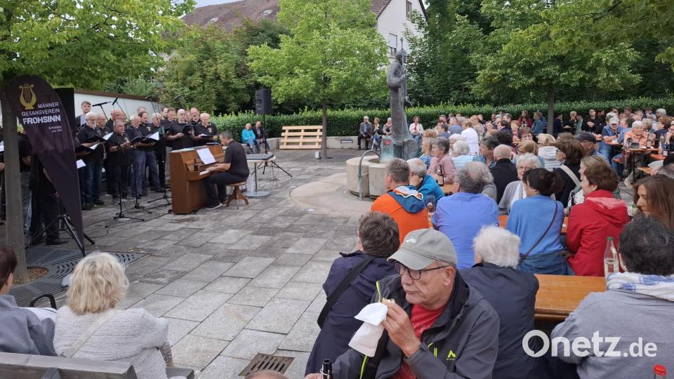 Singen am Dorfplatz, Nummer zwei. Die Resonanz auf die Veranstaltung war riesig. Bild: ise