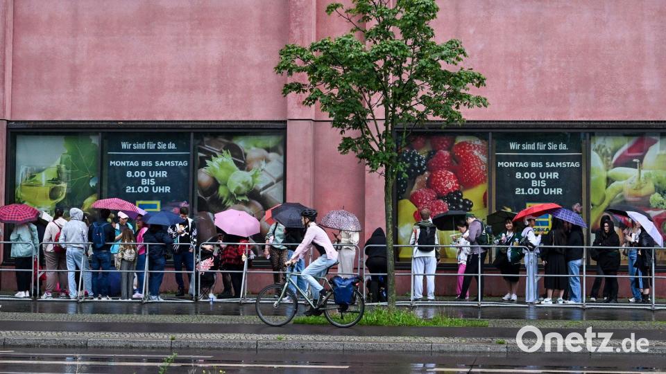 Schon Stunden vor der Eröffnung harrten Fans vor dem Einkaufszentrum in Berlin aus. Bild: Jens Kalaene/dpa