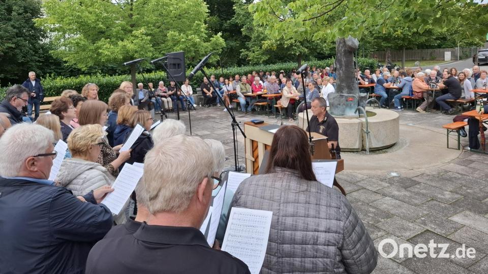 Der Kirchenchor bereichert das Programm. Bild: ise