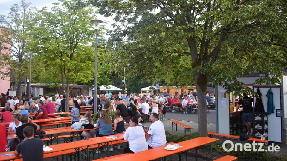Der Parkplatz vor der Mehrzweckhalle wurde zum gut besuchten Biergarten. Bild: Katja Busch
