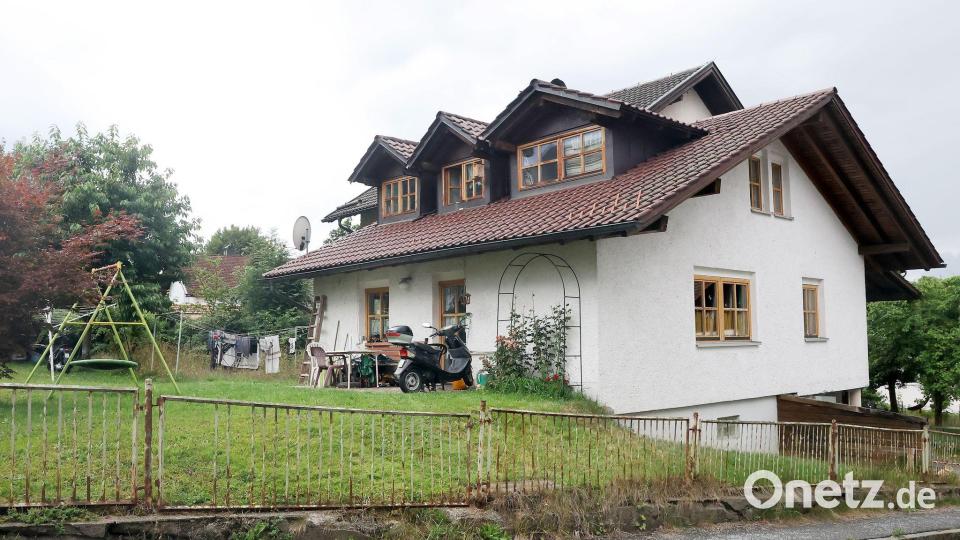 Das Haus ist in der Kleinstadt als „Problemhaus“ bekannt, immer wieder musste die Polizei anrücken. (Archivbild) Bild: Christine Vincon/dpa