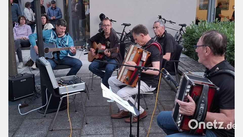 Die Schirmitzer Dorf- und Grafflmusik griff nach Ende der Chordarbietungen zu ihren Instrumenten und spielte bis nach 22 Uhr zünftig auf. Bild: ise