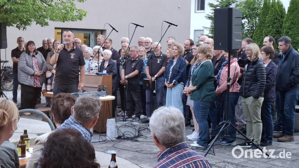 Chorleiter Wolfgang Ziegler dankt für den Applaus und die gute Resonanz auf die Veranstaltung. Bild: ise