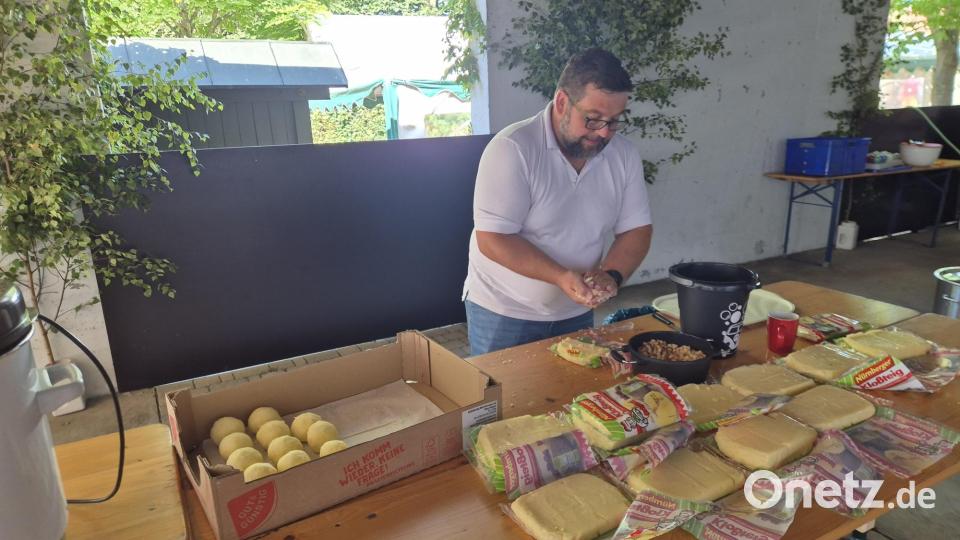 Bürgermeister Thomas Kaufmann rollte für den Schweinebraten zu Mittag kräftig die Knödel. Bild: Katja Busch