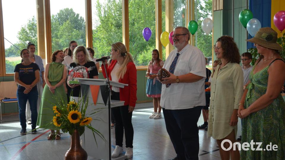 Der Abschied von Rektor Gerhard Steiner in Pleystein wurde mit musikalischen Beiträgen, kleinen Überraschungen und vielen lachenden Gesichtern begleitet. Bild: dob
