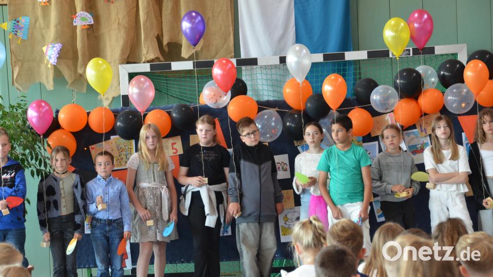 Die Feier erlebte eine bunte Luftballonparade mit vielen guten Wünschen. Bild: dob