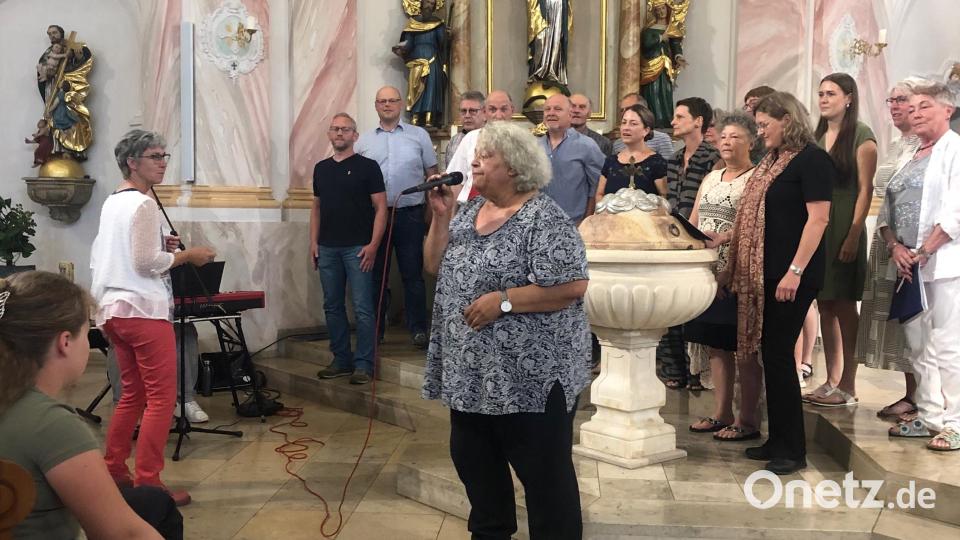 Einen Ausflug in die Welt der Gospels macht der Projektchor mit &quot;Oh happy Day!&quot; mit Ramona Fink als Solistin dirigiert von Maria Müller Bild: sei