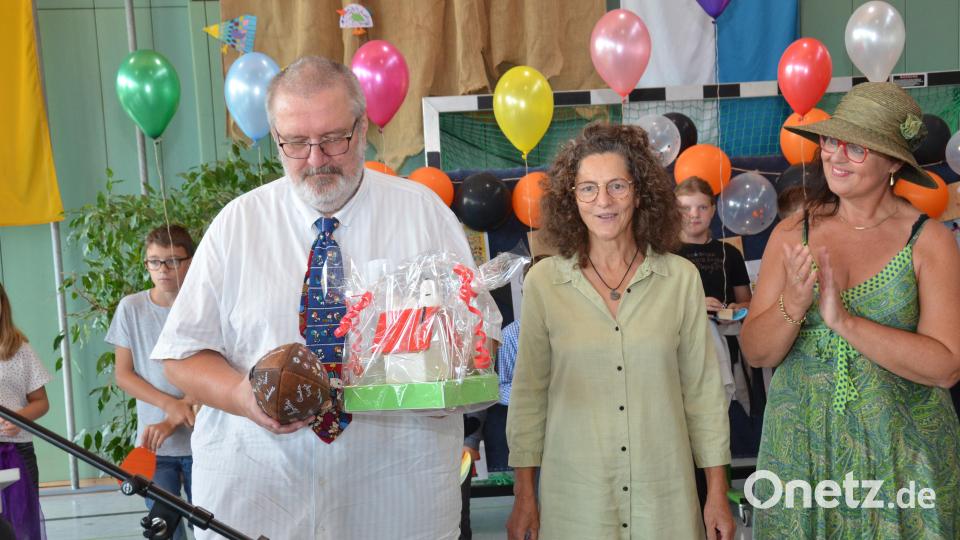 Zum Abschied gab es viele Geschenke, unter anderem einen Football. Bild: dob