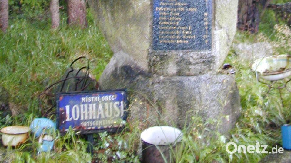 So sah es beim Kriegerdenkmal in Lohhäuser nach der Grenzöffnung 1990 aus. Das blaue Schild mit „Lohhäuser“ wurde inzwischen gestohlen. Bild: wg