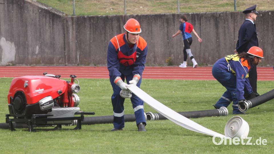 Das Ausrollen der Schläuche will gelernt sein. Die Teilnehmer hatten sich gut auf die Leistungsabnahme vorbereitet. Bild: Hirsch