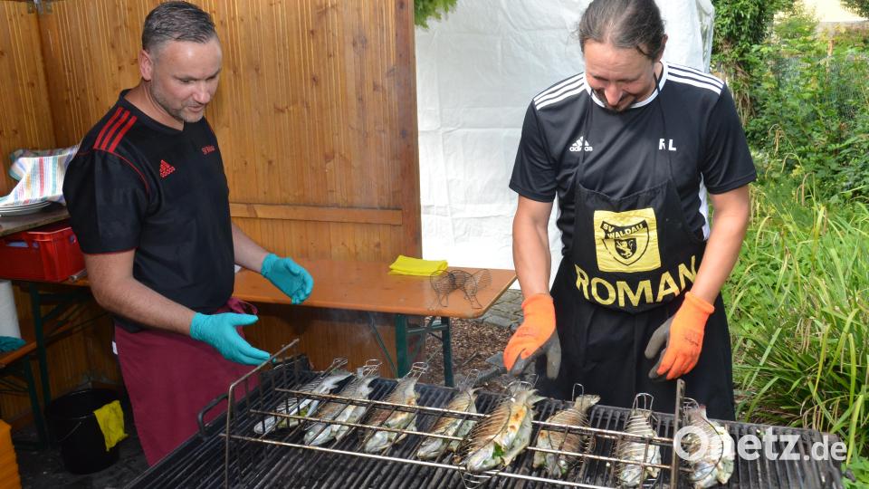 Gegrillte Forellen sind die Spezialität des Waldauer Dorffests. Roman Lindner (rechts) und Wenzl Rauch (links) wissen genau, wie viel Hitze diese brauchen. Bild: dob