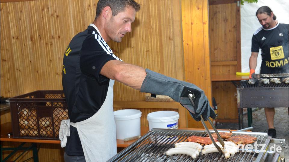 Alexander Hirmer brutzelt Steaks und Bratwürste. Bild: dob